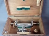 une boîte en bois contenant une machine à coudre