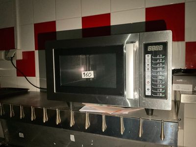 un micro-ondes posé sur le comptoir d'une cuisine