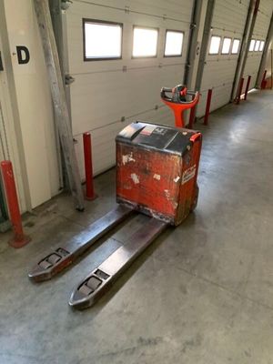 une photo d'un chariot élévateur dans un garage