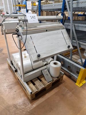 une machine posée sur une palette dans un entrepôt