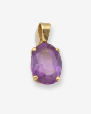 un pendentif en améthyste ovale muni d'une bélière en or