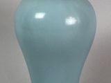 un vase bleu posé sur une table
