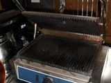 une photo d'un barbecue posé sur un plan de travail