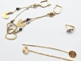 beaucoup de bijoux posés sur la table