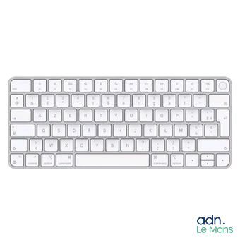 une photo d'un clavier d'ordinateur blanc sur fond blanc