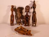 tout un tas de figurines en bois posées sur une table