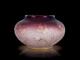 un vase violet à bordure dorée sur fond noir