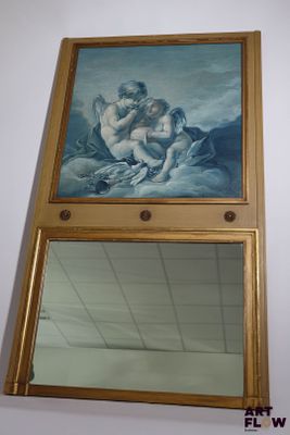 une photo d'un tableau accroché au mur au-dessus d'un miroir