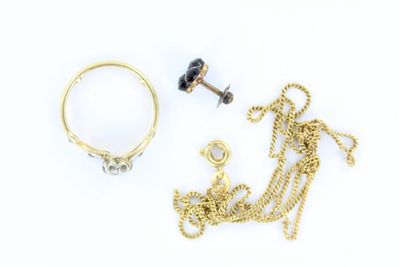 deux paires de bagues en or, une chaîne et une paire de boucles d'oreilles