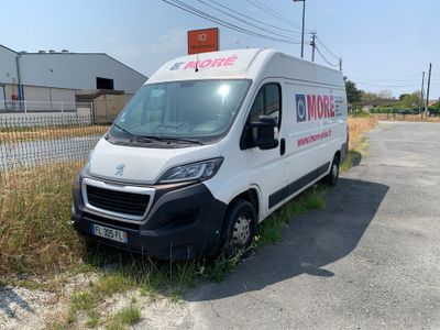 une camionnette garée sur le côté de la route
