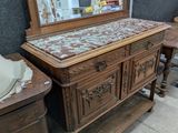 une commode surmontée d'un miroir dans une pièce