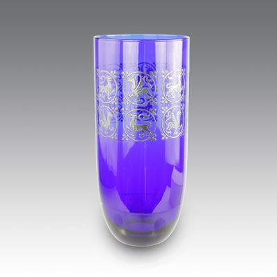 vase en verre violet orné d'un motif sur l'extérieur