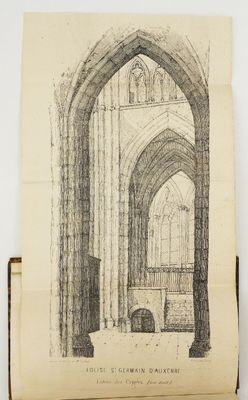 un vieux livre dans lequel figure le dessin d'une cathédrale