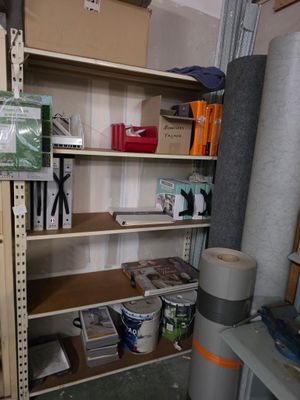 une pièce avec une étagère et beaucoup de fournitures