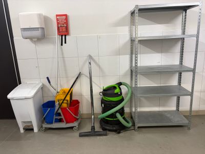 tout le matériel de nettoyage qui se trouve dans la pièce