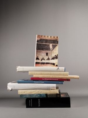 plusieurs livres empilés sur une table