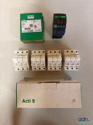 trois boîtes de disjoncteurs et une boîte de disjoncteurs
