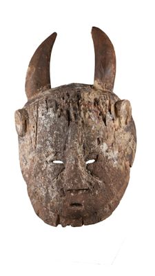 un masque orné de cornes sur fond blanc