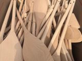 une boîte remplie de cuillères en bois posée sur une table