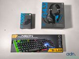 une boîte sur laquelle sont posés un clavier et un casque