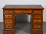 un bureau en bois avec des tiroirs et des tiroirs sur le dessus