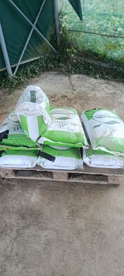 une pile de sacs de ciment posés sur une palette