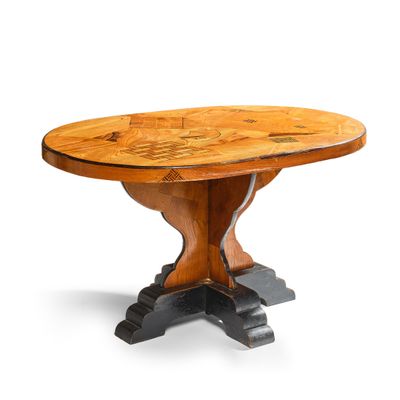 une table à manger ovale avec un plateau en bois et des pieds en métal noir