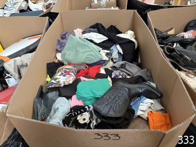 une boîte en carton remplie de vêtements et d'autres objets