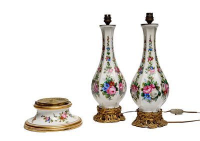 two vases that are sitting next to each other on a table