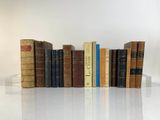 beaucoup de livres alignés sur une table