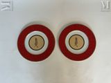 deux assiettes rouges et blanches ornées de motifs représentant des épis de blé