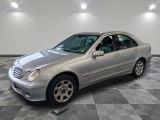une photo d'une Mercedes Classe S argentée garée sur un sol à damier