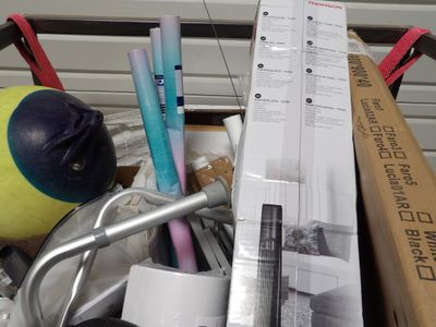 une boîte remplie de stylos et d'autres objets