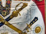 un drapeau sur lequel figurent deux épées et une couronne