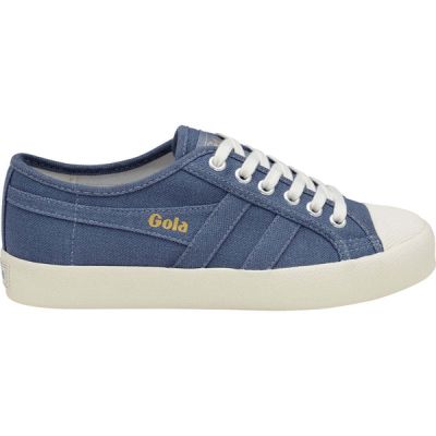 un gros plan sur une chaussure de tennis bleue avec un logo doré sur le côté