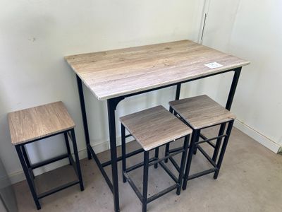 trois tabourets et une table dans un coin de la pièce