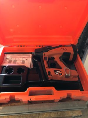 une boîte à outils orange contenant des outils, posée sur un comptoir
