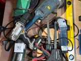 de nombreux outils posés ensemble sur une table