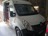 une camionnette blanche garée dans un garage
