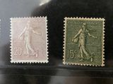 cinq timbres différents exposés dans une vitrine