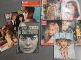 plusieurs numéros de divers magazines féminins exposés sur une table