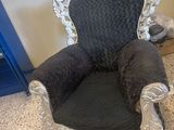 une chaise noire et argentée recouverte d'une couverture noire