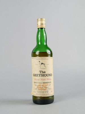 l'image d'une bouteille de whisky posée sur une table