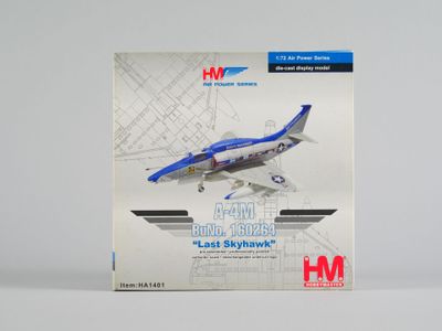 une image représentant une maquette bleu et blanc d'un petit avion