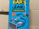 un gros plan sur une canette de « Bar's Leak Original »