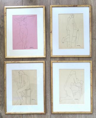 quatre dessins encadrés représentant un homme assis sur une chaise, dans quatre couleurs différentes