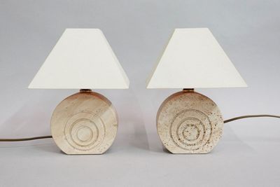 deux lampes posées sur une table