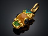 une image représentant un pendentif en or orné d'un chat