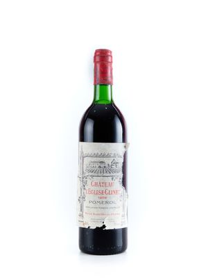 une bouteille de vin rouge posée sur une table blanche