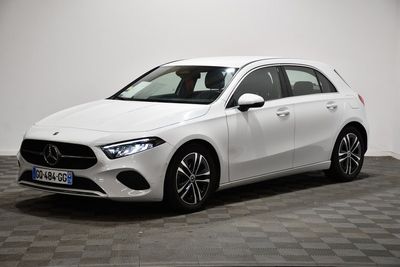 une Mercedes CLA blanche garée sur un sol à damier